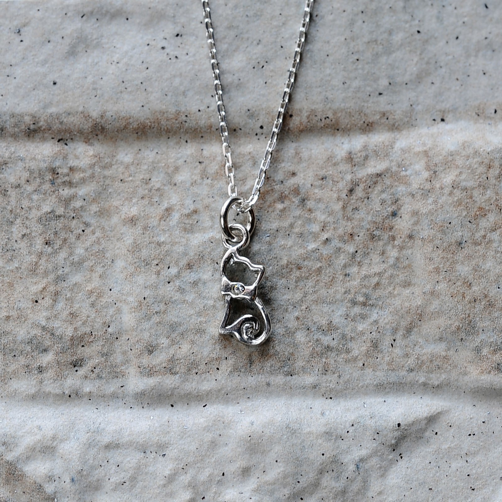 Collana Con Ciondolo Gatto In Argento E Cristalli Austriaci – Luminosa E Preziosa – Regalo In Scatola Elegante